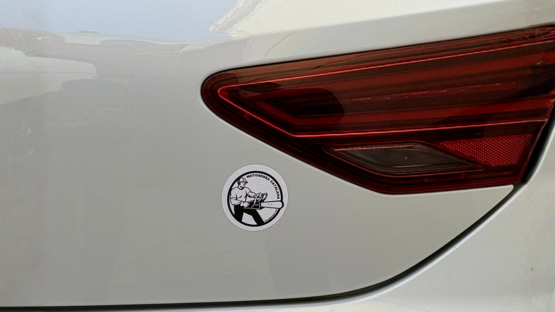 Adhesiu “Motoserra Catalana” – Vinil resistent (50x50 mm)